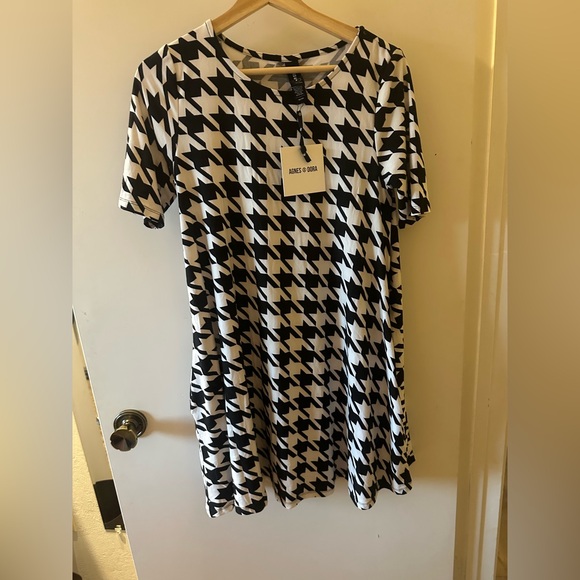 Agnes & Dora Dresses & Skirts - Agnes & Dora Black and White Geometric Top